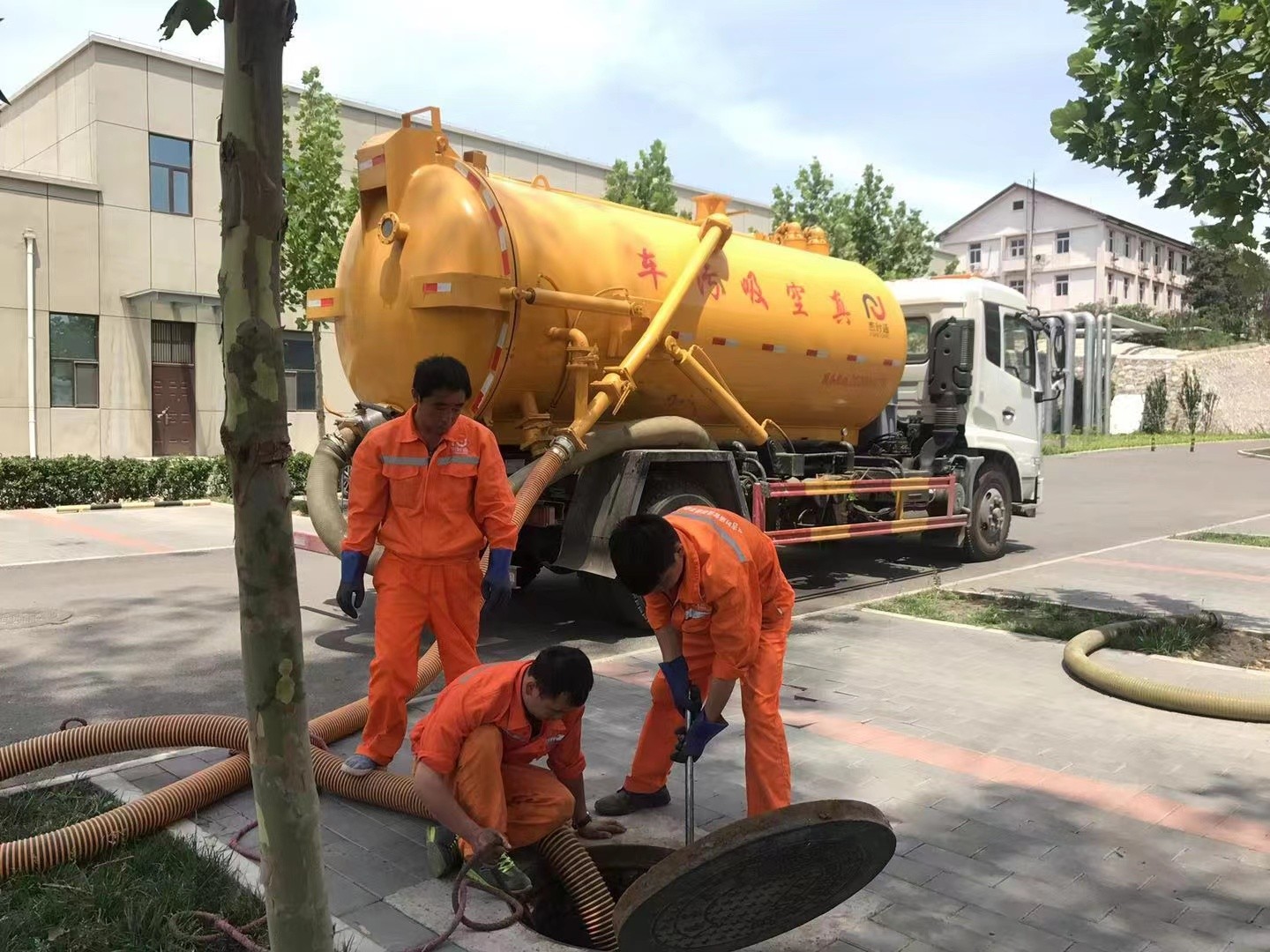 文圣化粪池清理与5-8吨吸粪车施工效率分析